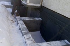 Агалакова-68-очистка-пешеходного-тротуара-приямков-отмостки-от-снега