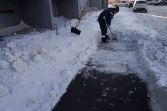 Прохладная-1-очистка-бардюра-пешеходного-тротуара-от-снега-2