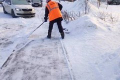 Прохладная-1-очистка-пешеходного-тротуара-от-снега